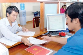 Đo sự hài lòng của dân với phục vụ của chính quyền: Cấp sổ đỏ vẫn "bét bảng"