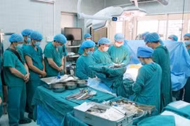 Y bác sĩ cúi đầu trước chàng trai hiến tạng cứu 4 người