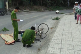 Ô tô cán chết thiếu phụ bán trà đá rồi bỏ trốn