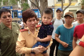 Hà Nội: Phát hiện 2 cháu bé bị lạc bố mẹ
