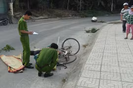 Ô tô cán chết thiếu phụ bán trà đá rồi bỏ trốn