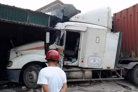 Xe container mất lái lao thẳng vào nhà dân