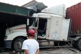 Xe container mất lái lao thẳng vào nhà dân