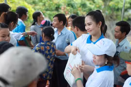 Nữ hoàng Du lịch Dương Kim Ánh giản dị đi từ thiện