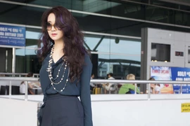 Hoa hậu Giáng My khoe chân trần trắng muốt ở sân bay