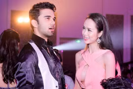 Nàng "Quyên" Vũ Ngọc Anh hở bạo hội ngộ chồng "Cô dâu 8 tuổi"