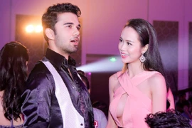 Nàng "Quyên" Vũ Ngọc Anh hở bạo hội ngộ chồng "Cô dâu 8 tuổi"