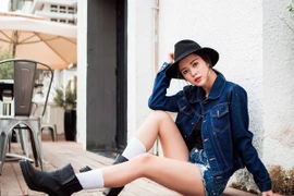 Vũ Ngọc Anh khoe chân dài thẳng tắp