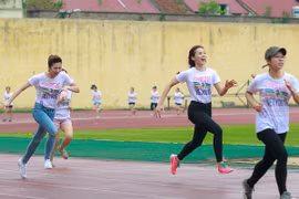 Hoa hậu Kỳ Duyên và Á hậu Dương Tú Anh "nước rút thần tốc" trên đường đua