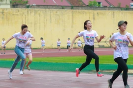 Hoa hậu Kỳ Duyên và Á hậu Dương Tú Anh "nước rút thần tốc" trên đường đua