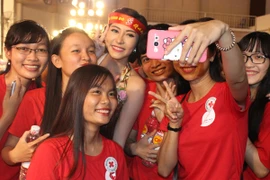 Hoa hậu Đặng Thu Thảo bị vây kín trong đêm Gala "Sắc đỏ Tây Đô"