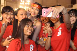 Hoa hậu Đặng Thu Thảo bị vây kín trong đêm Gala "Sắc đỏ Tây Đô"