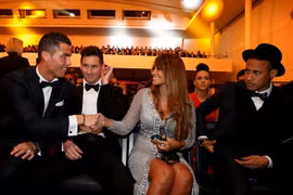 Bắt tay bạn gái của Messi, Ronaldo bị Neymar nhìn với ánh mắt hình "viên đạn"