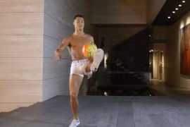 Bất ngờ với clip Ronaldo khỏa thân tâng bóng