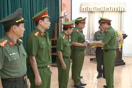 Ban giám đốc khen thưởng CAH Sóc Sơn trong công tác khám phá án