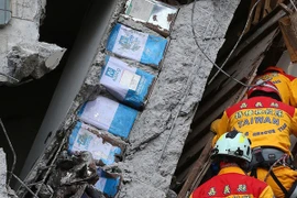 Toà nhà 17 tầng đổ sập ở Đài Loan được xây bằng can dầu rỗng 