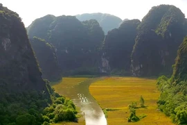 Ngắm Việt Nam đẹp tuyệt vời từ trên cao qua MV "Vươn Cao Việt Nam"