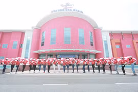 Top 25 thí sinh "Hoa khôi sinh viên Hà Nội" thăm nhà máy Number 1 Hà Nam