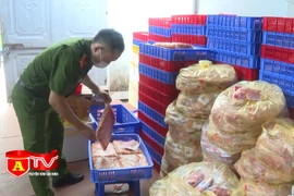 Cận cảnh 2 tấn trứng non, kê gà, nầm lợn đông lạnh nhập lậu