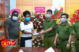 Trao trả tài sản bị chiếm giữ trái phép cho người nước ngoài