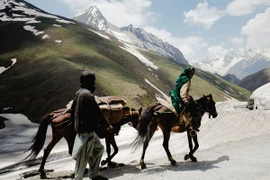 Góc nhìn khác về "Nóc nhà thế giới"