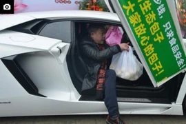Lái siêu xe đi giao bánh bao
