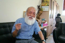  PGS Văn Như Cương nói về người thanh niên quỳ gối xin việc: "Đừng ăn vạ xã hội"