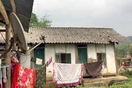 Mưa đá "khủng" làm thủng mái nhà ở Tuyên Quang