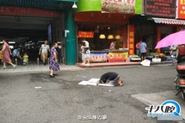 Ăn xin "cụt tay" bị bóc mẽ giữa chợ