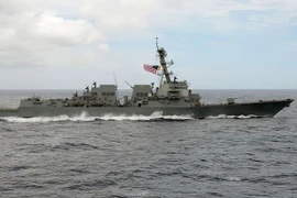 Tàu khu trục Mỹ tiến gần đảo nhân tạo Trung Quốc bồi đắp trái phép ở Biển Đông