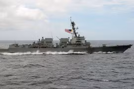 Tàu khu trục Mỹ tiến gần đảo nhân tạo Trung Quốc bồi đắp trái phép ở Biển Đông