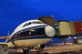 Phi công Trung Quốc hạ cánh thành công máy bay "mù"