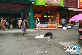 Ăn xin "cụt tay" bị bóc mẽ giữa chợ