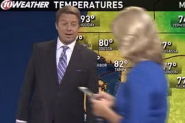 Mải chơi điện tử, nữ nhà báo làm gián đoạn chương trình trực tiếp 