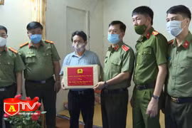 Thăm hỏi, tặng quà thân nhân liệt sỹ và cán bộ thương binh