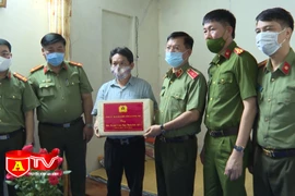 Thăm hỏi, tặng quà thân nhân liệt sỹ và cán bộ thương binh