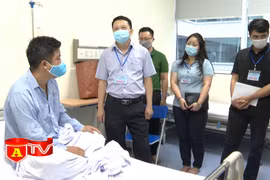 Thăm hỏi, động viên công an xã bị thương trong khi làm nhiệm vụ