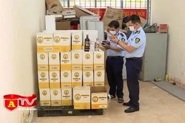 Tạm giữ hơn 900 chai rượu có dấu hiệu nhập lậu