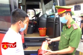 Bất an khi dụng cụ thoát hiểm trên ô tô chỉ để… đối phó