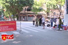 Hà Nội lập chốt kiểm tra giấy tờ người dân ra đường
