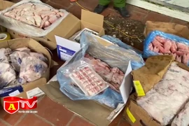 Đột kích kho hàng, phát hiện gần 3 tấn thịt đông lạnh không rõ nguồn gốc 