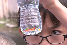 Hà Nội: Hạt nhựa nở độc hại ồ ạt tái xuất ở cổng trường học