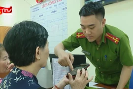 Công an Hà Nội hỗ trợ người dân góp ý kiến sửa đổi Hiến pháp qua VNeID