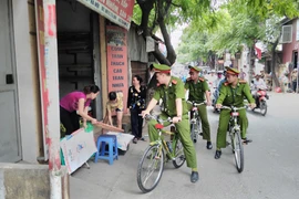 Cảnh sát trật tự "xuống phố" bằng xe đạp rất thân thiện