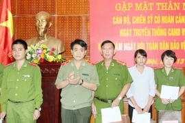 CATP Hà Nội động viên CBCS có hoàn cảnh khó khăn