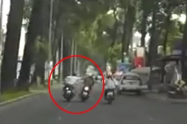 Cảnh cướp giật dây chuyền táo tợn giữa phố