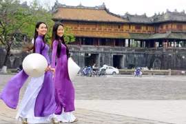 Phụ nữ mặc áo dài được miễn vé tham quan di tích Huế vào dịp 20/10