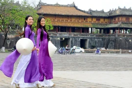 Phụ nữ mặc áo dài được miễn vé tham quan di tích Huế vào dịp 20/10