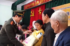 Công an Hà Nội trao 70 suất quà Tết cho hộ nghèo