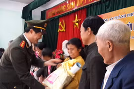 Công an Hà Nội trao 70 suất quà Tết cho hộ nghèo